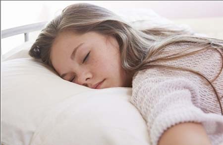 这八件事让女性毁容 随心所欲的睡姿导致浮肿
